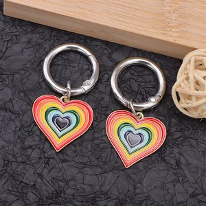 Detalle de los colgantes de corazón arcoíris para botas con círculos de esmalte de colores