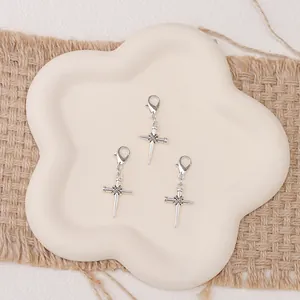 Set de 3 colgantes de cruz de metal plateado retro con cierres de langosta para bolsos