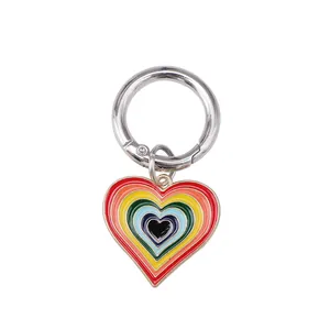 Colgante de corazón arcoíris para zapatos con esmalte colorido y cierre de anillo plateado