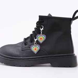 Amuletos de zapatos de corazón arcoíris con cierre de langosta en botas negras de moda