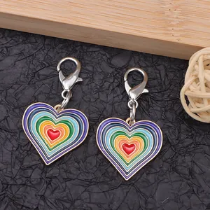 Colgantes de corazón de esmalte arcoíris con cierres de langosta para botas y joyas