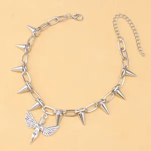 Collar gargantilla punk plateado con púas afiladas y un detallado colgante de ala de ángel
