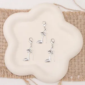 Tres colgantes de tacón plateados con lazos y cierres de langosta para joyería creativa