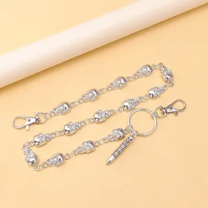 Zilveren schedel broekketting met kogel hanger en karabijnsluiting op geel decor