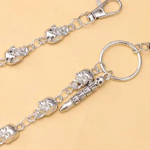 Detail van zilveren schedel broekketting met kogelhanger en stevige karabijnsluiting