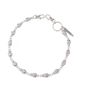 Zilveren schedelketting voor jeans met kogelhanger en karabijnsluitingen in punkstijl
