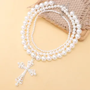 Set di collane di perle a tre strati con ciondolo a croce in argento vintage ed elegante