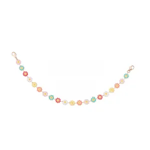 Détail d'une chaîne de marguerites en émail coloré avec fermoirs pour accessoires
