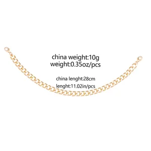 Detail of 28cm golden curb chain with lobster clasps and weight measurements