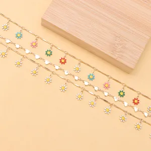 Chaînes de chapeau dorées avec marguerites colorées et pendentifs en forme de cœur