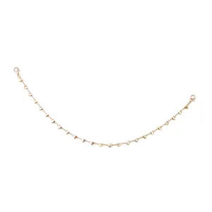 Vue détaillée de l'accessoire chaîne en forme de cœur or rose avec deux fermoirs