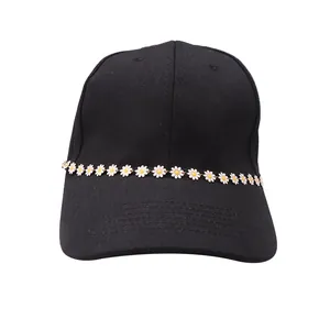 Gros plan sur la casquette de baseball noire avec chaîne de petites fleurs marguerites