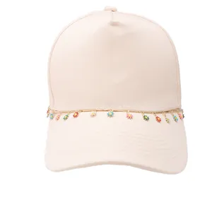 Casquette beige avec chaîne dorée et pendentifs de marguerites colorées pour femmes