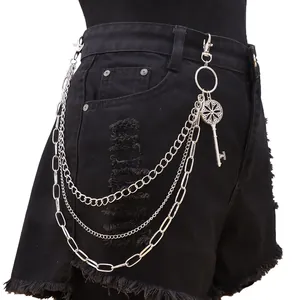 Detail einer mehrlagigen silbernen Hosenkette mit Retro-Schlüsselanhänger auf Jeans