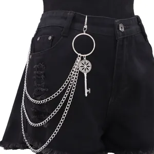 Silberne mehrlagige Hosenkette mit Vintage-Schlüsselanhänger auf Jeansshorts