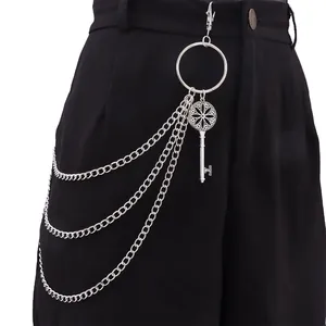 Detailansicht der silbernen mehrlagigen Metallhose-Kette mit Vintage-Schlüsselanhänger