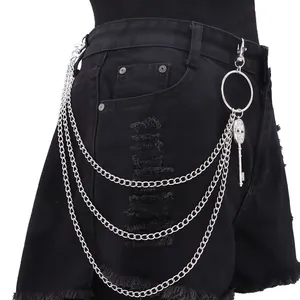 Detail einer mehrlagigen silbernen Metall-Hosenkette mit Punk-Schlüsselanhänger auf Jeans
