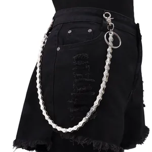 Nahaufnahme der silbernen Hosenkette im Punk-Stil mit Karabinerverschlüssen und Ring