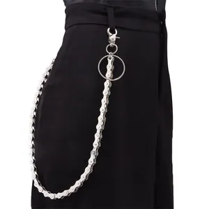 Detailansicht der silbernen Fahrrad-Hosenkette mit Metallring auf einer schwarzen Hose