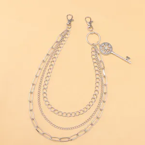 Detail der silbernen dreilagigen Metall-Hosenkette mit Vintage-Schlüsselanhänger und Karabinern