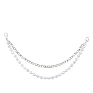 Elegante tracolla a doppio strato con catena in metallo argento e perle bianche e ganci