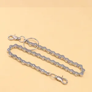 Makro-Detail der industriellen silbernen Biker-Kette mit Karabiner und Metallring-Verbinder