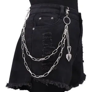Short en jean noir vieilli avec chaîne multicouche à pendentif en forme de cœur argenté