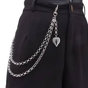 Chaîne de pantalon double en métal argenté avec un pendentif cœur et des ailes de plumes