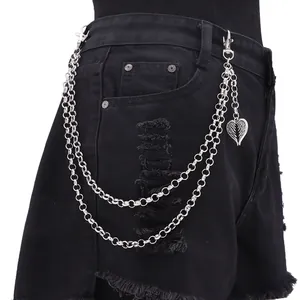 Chaîne de pantalon double en métal argenté avec pendentif cœur gravé sur short en jean