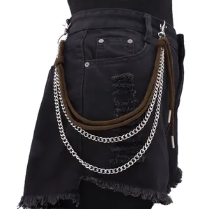 Detail der mehrlagigen Hip-Hop-Hosenkette mit brauner Kordel an schwarzen Denim-Shorts