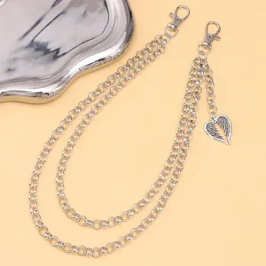 Détail de la chaîne de pantalon double en argent avec pendentif aile de cœur et fermoirs