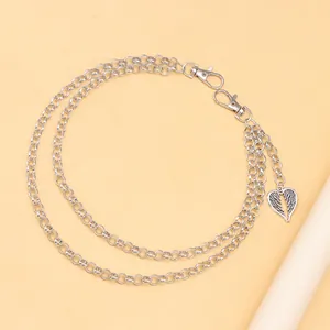 Détail de la chaîne de pantalon double en argent avec pendentif aile plume de cœur