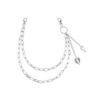 Chaîne de pantalon double en métal argenté avec pendentifs cœur et plume et fermoirs mousqueton
