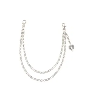 Détail de la chaîne de pantalon double couche en métal avec pendentif aile de cœur