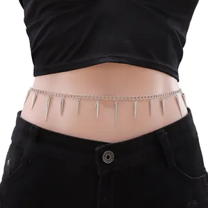 Chaîne de taille punk en acier titane avec pendentifs cônes argentés sur jean noir