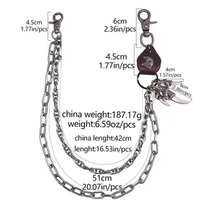 Detailansicht der doppelten Hosenkette aus Metall mit Adlerkopf-Anhänger und Krallen-Charms