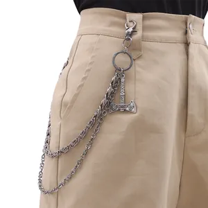 Dettaglio del ciondolo ascia vichinga su catena per pantaloni in metallo a due strati