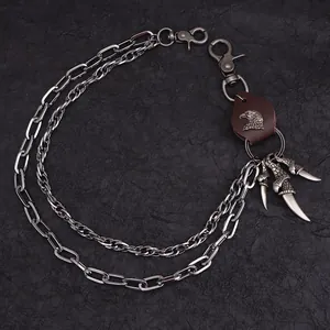 Detail einer Punk-Hosenkette mit realistischen Adlerkrallen und Falkenkopf auf Leder