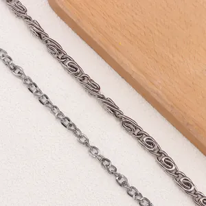 Dettaglio dell'ascia vichinga d'argento con maglie della catena dei pantaloni in metallo