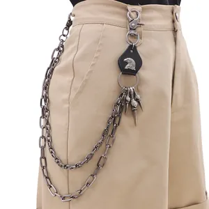 Detail der Punk-Hosekette mit Adlerkopf-Lederpatch und markanten Adlerkrallen-Anhängern