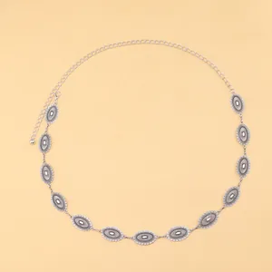 Dettaglio della catena in metallo argento vintage con pendenti ovali in rilievo