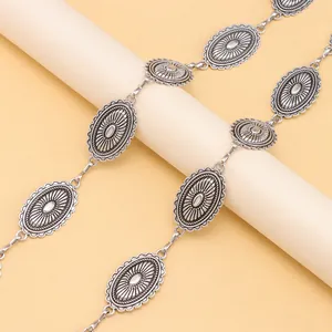 Cintura a catena vintage in argento antico con medaglioni sbalzati stile bohémien