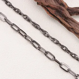 Detailaufnahme der dunkelgrauen Punk-Hosenkette mit Gunmetal-Finish für Jeans