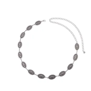 Dettaglio della catena da vita vintage in metallo argento con dischi a motivo solare
