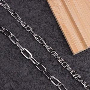 Detail von Gunmetal Punk Hip-Hop Ketten mit ovalen Gliedern und gedrehten Metalltexturen