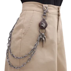 Detail einer zweilagigen Punk-Hosenkette mit Adler-Lederpatch und Krallen-Anhänger