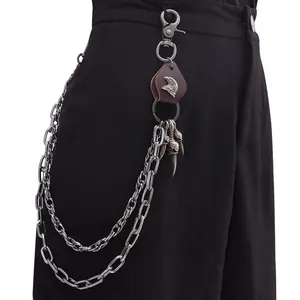 Detailansicht der Punk-Hosenkette mit Leder-Adlerwappen und Metall-Adlerkrallen-Anhänger