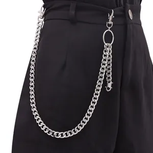 Chaîne de pantalon punk en métal argenté avec pendentifs multicouches sur pantalon noir