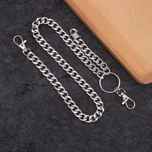 Détail d'une chaîne de pantalon en métal argenté avec fermoirs mousquetons