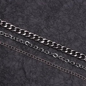 Nahaufnahme der dreilagigen Metall-Hosenkette mit Schlangenkopf und Schuppengliedern